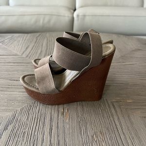 Dark Green Wedge Platforms